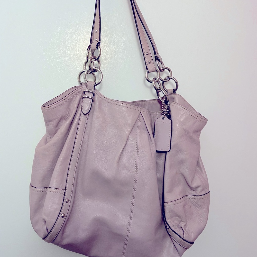 PERFECT Spring Purse! Coach! Lilac in color 👛.